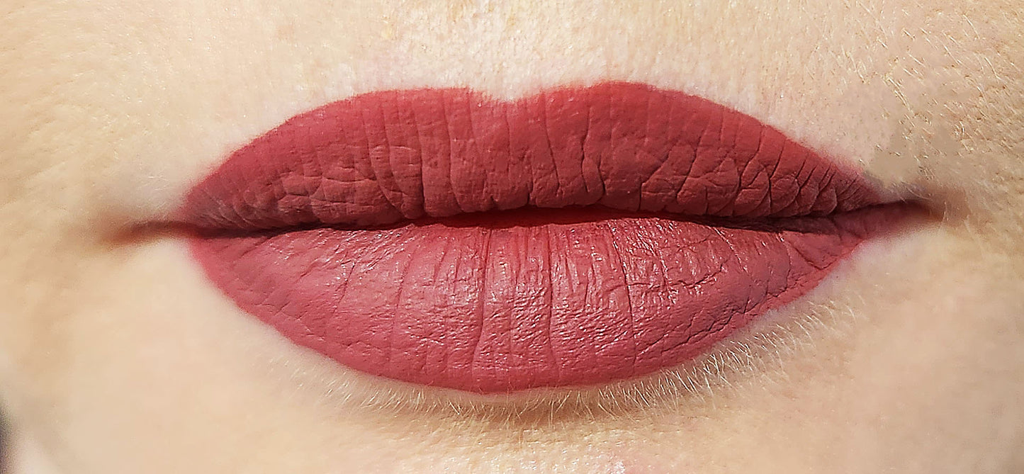 Frankie Blair Everly Matte Lip Stain on lips. A Desert Rose Brown Liquid Lipstain. The best lip stain for a long lasting and hydrated lip.