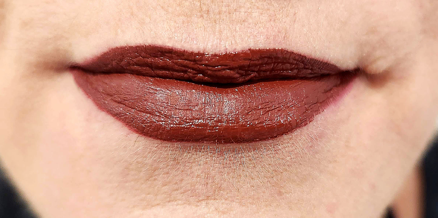 Women wearing Frankie Blair Matte Lip Stain Desert Rani, A reddish brown lip stain that is long lasting and hydrating.