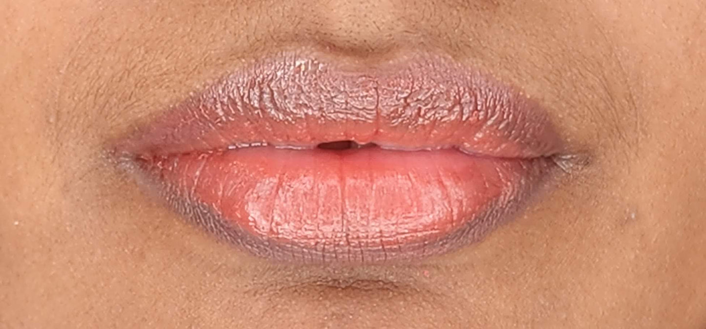 Women wearing Frankie Blair Everly Lip Matte Stain. A Desert Rose Brown Liquid Lipstain. The best lip stain for a long lasting and hydrated lip.