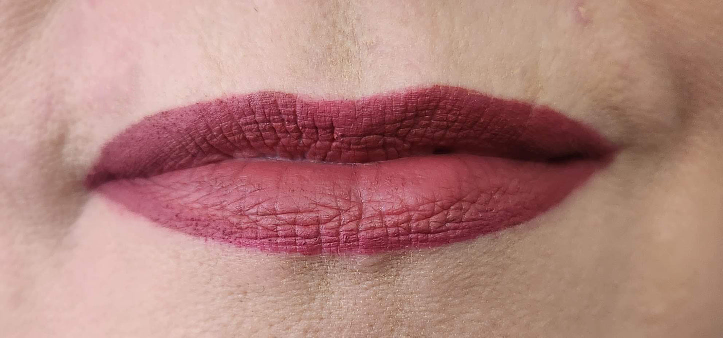 Women wearing Frankie Blair Matte Lip Stain in Everly. A Desert Rose Brown Liquid Lipstain. The best lip stain for a long lasting and hydrated lip.